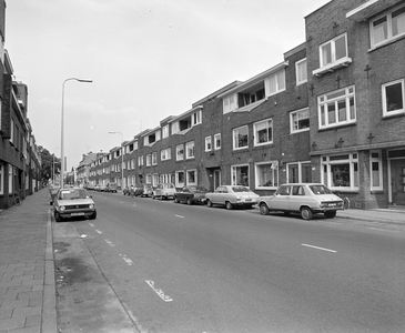 70004 Gezicht op de huizen Jan van Scorelstraat 126 (rechts)-lager te Utrecht, vanuit het zuidwesten.